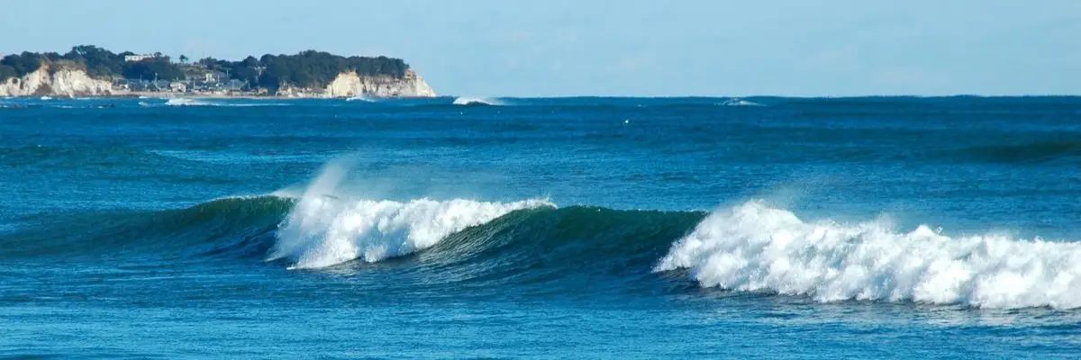 海原と飛沫を上げる波