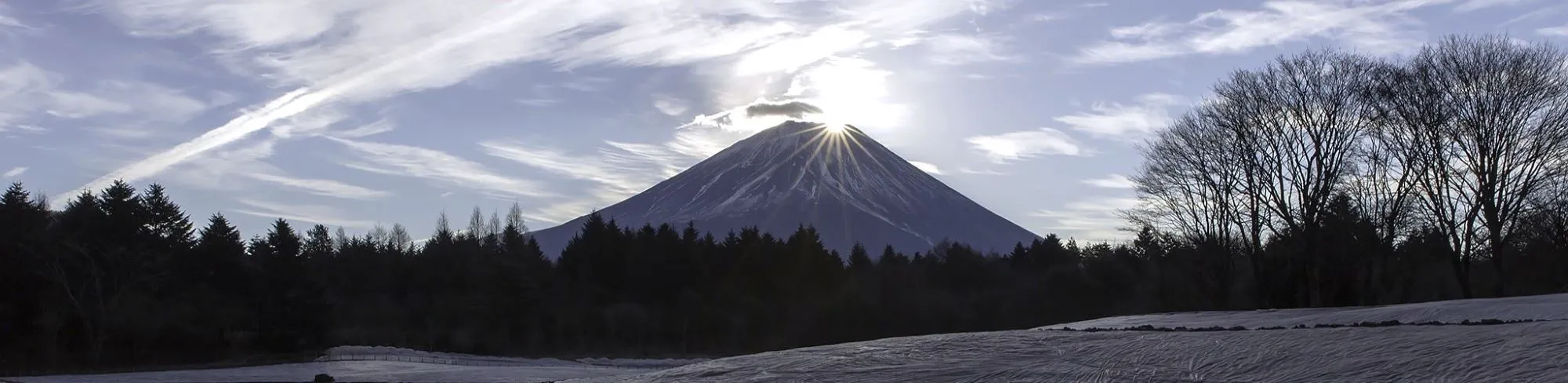 朝陽が差す富士山